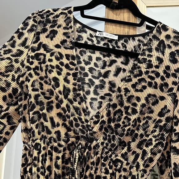 Animal print v neck - Picture 2 of 3